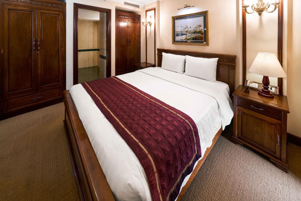 Postel nebo postele na pokoji v ubytování EDEN HOTEL HÀ NỘI