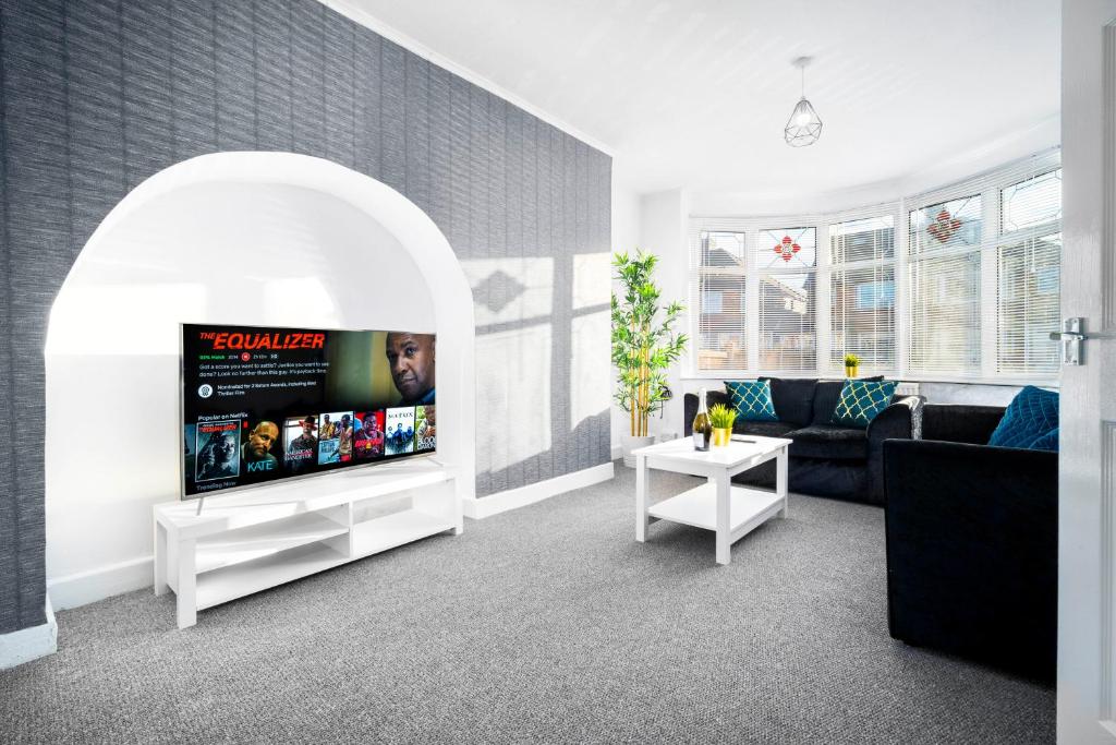 Телевізор і / або розважальний центр в 3 Bedroom House - Parking - Garden - Great Barr - Netflix - Top Rated -121J