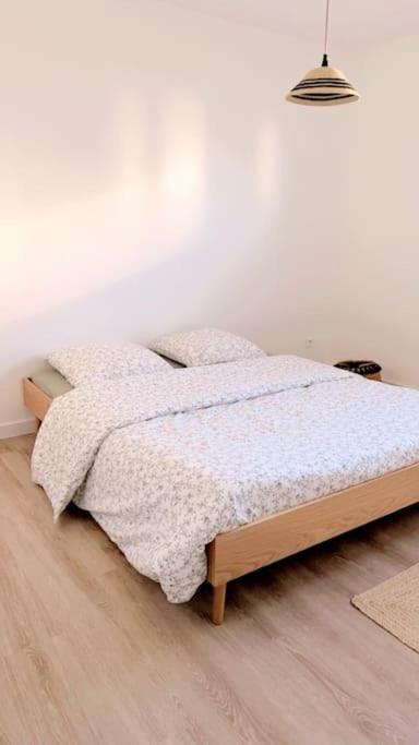 - une chambre avec un lit et une couverture blanche dans l'établissement L'Iris Provençal, Avignon France, à Avignon