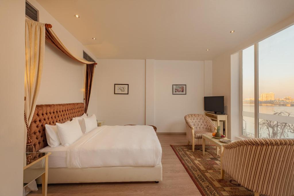 TV a/nebo společenská místnost v ubytování Riverside Hotel