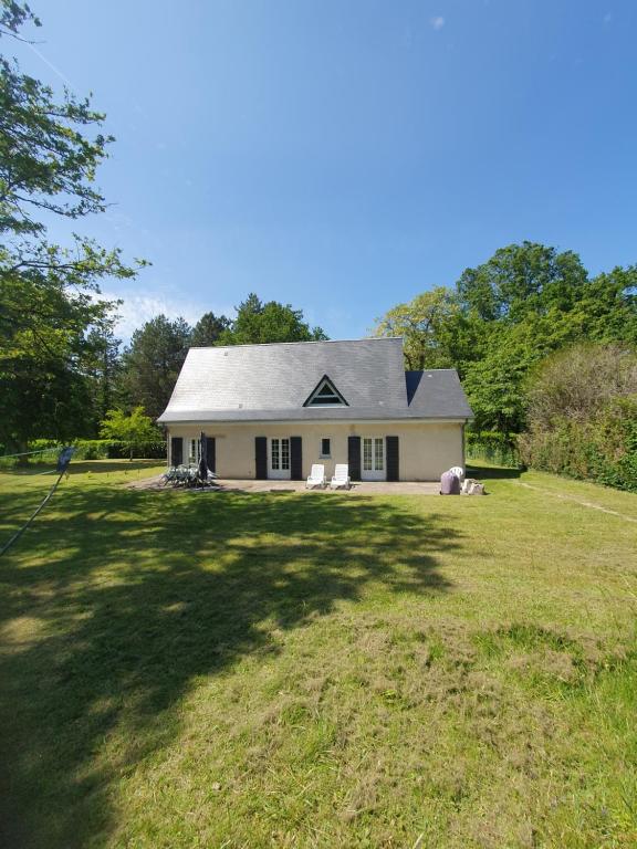 une maison sur un champ avec une grande cour dans l'établissement Gîte du parc - VALLOIRE SUR CISSE, à Seillac