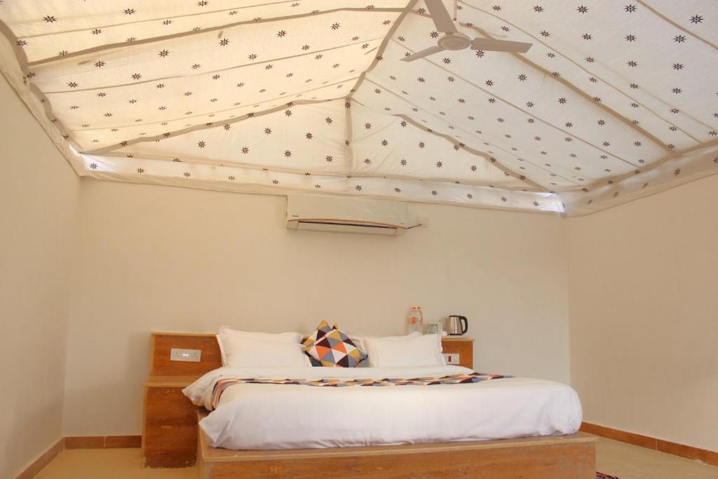 Postel nebo postele na pokoji v ubytování Best Desert Camp In Jaisalmer Red Velvet