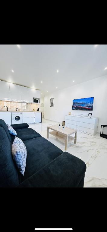 un salon avec un canapé et une table dans l'établissement Studio Promenade des Anglais, à Nice