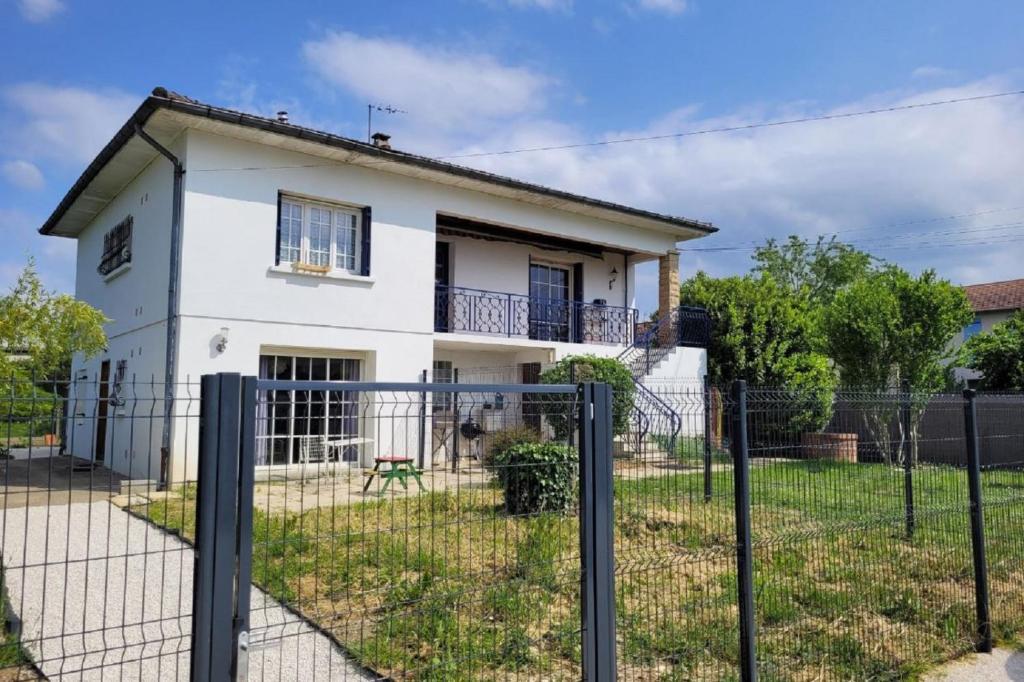 ChaponostにあるPlaisir des prés - Appartement T3, jardin, parkingの柵の裏の白家