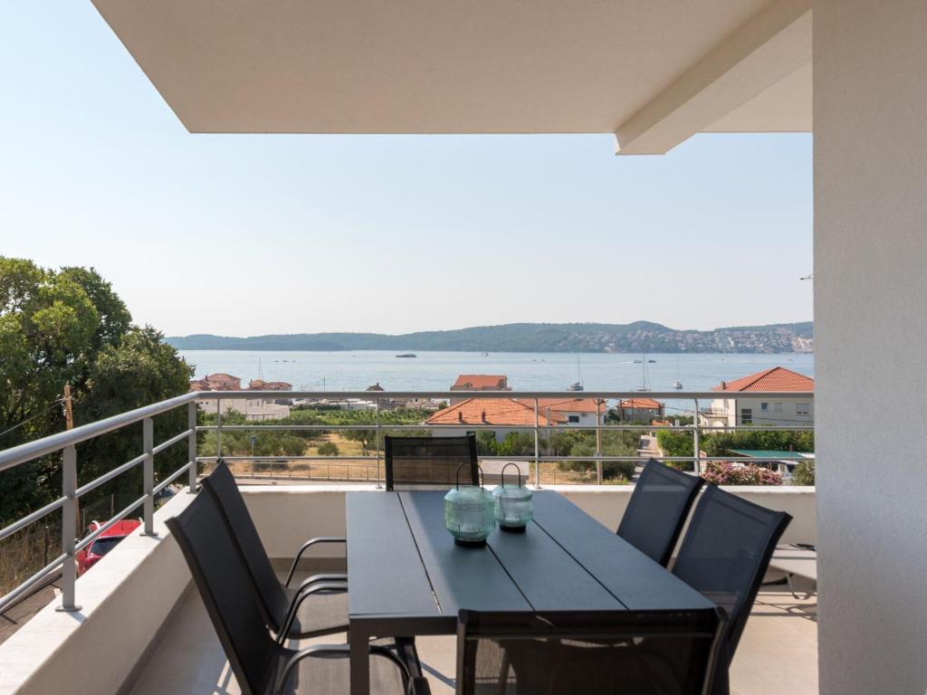 une table sur un balcon avec vue sur l'eau dans l'établissement Apartment Karlo, à Trogir