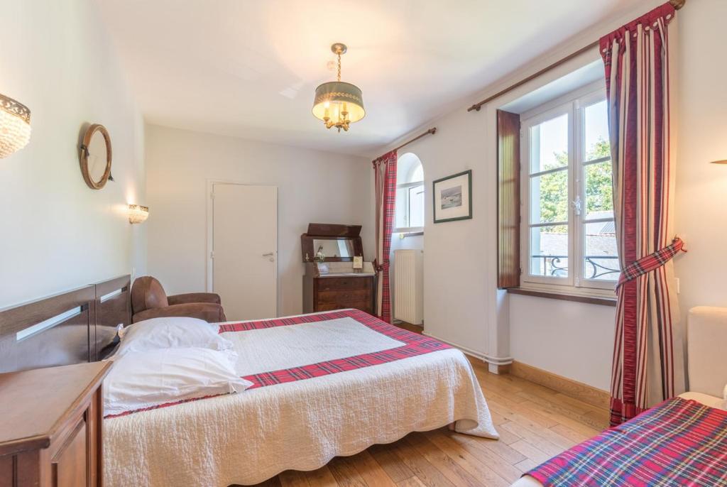 Un dormitorio con una cama grande y una ventana en Manoir de l'Espérance, en Corsept