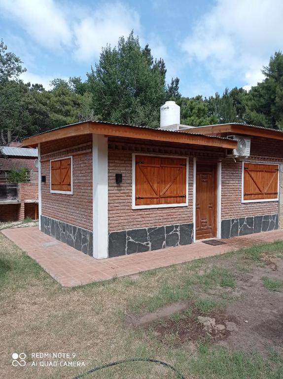 ein kleines Backsteinhaus mit Garage in der Unterkunft Complejo Valhalla 4 a 300 mts de la PLAYA in Mar Azul
