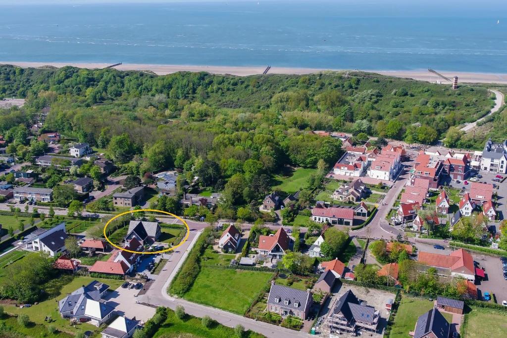 an aerial view of a small town with houses and the ocean at Honte 2 in Dishoek