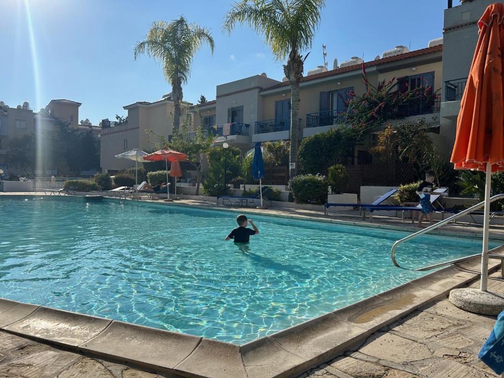 une personne dans l'eau d'une piscine dans l'établissement Exceptional townhouse, à Paphos