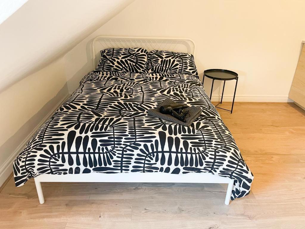 een bed met een zwart-wit dekbed bij Luxury Stylish studio Flat +spacious Bathroom-no 6 in Leicester
