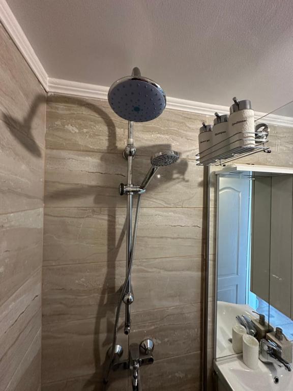 un bagno con luce sul muro accanto a un lavandino di Sea Apartment Igalo a Herceg-Novi