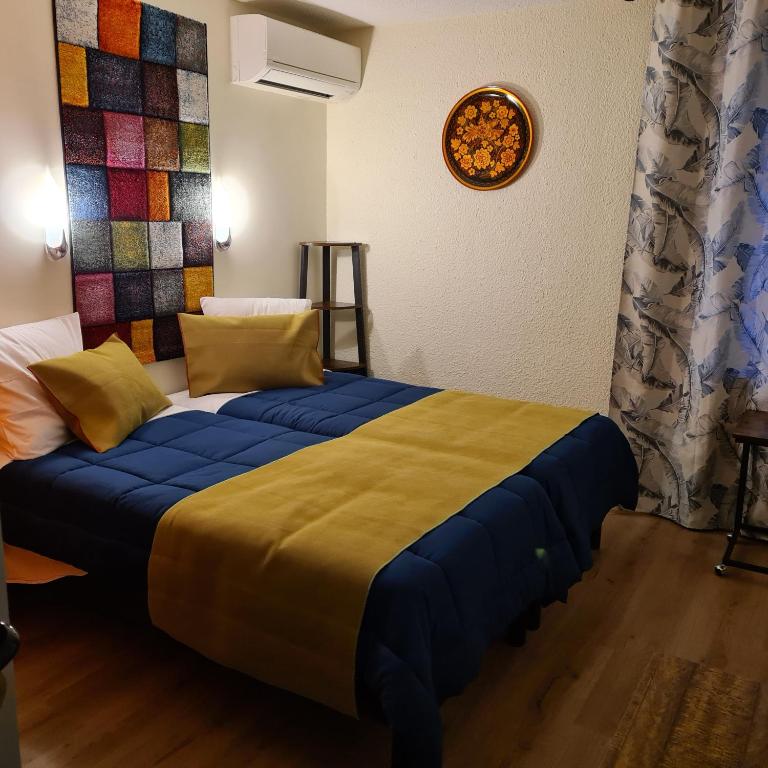 Una cama o camas en una habitaci&oacute;n de H&ocirc;tel L&#39;Etoile A&eacute;roport - A61