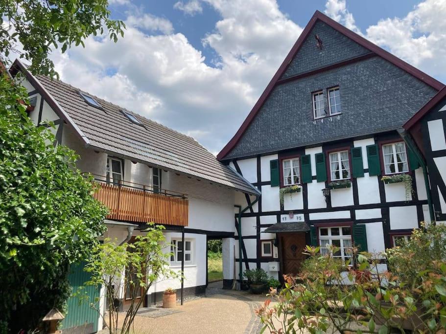 ein altes Schwarz-Weiß-Gebäude mit Balkon in der Unterkunft TinyHome_Haus_Helene in Bad Honnef am Rhein