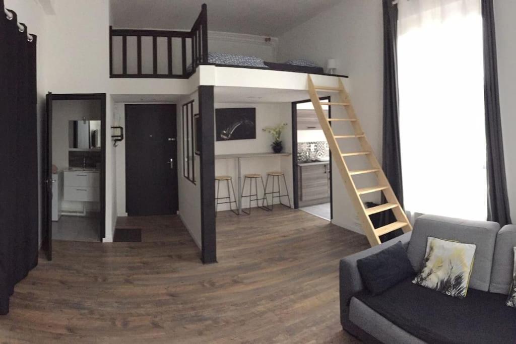 - un salon avec une mezzanine dans l'établissement Appart au centre ville avec parking privé et wifi, à Auxerre