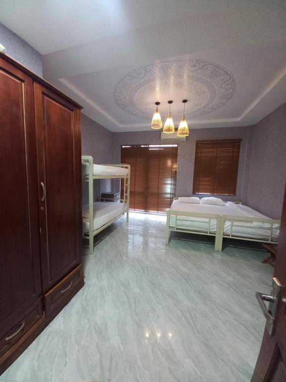 une chambre avec deux lits et une commode dans l'établissement dorm SG, à Hô-Chi-Minh-Ville
