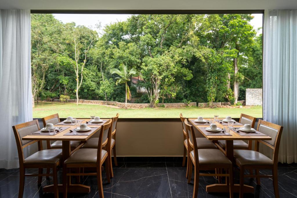 Um jardim no exterior de Vert Hotel Penedo