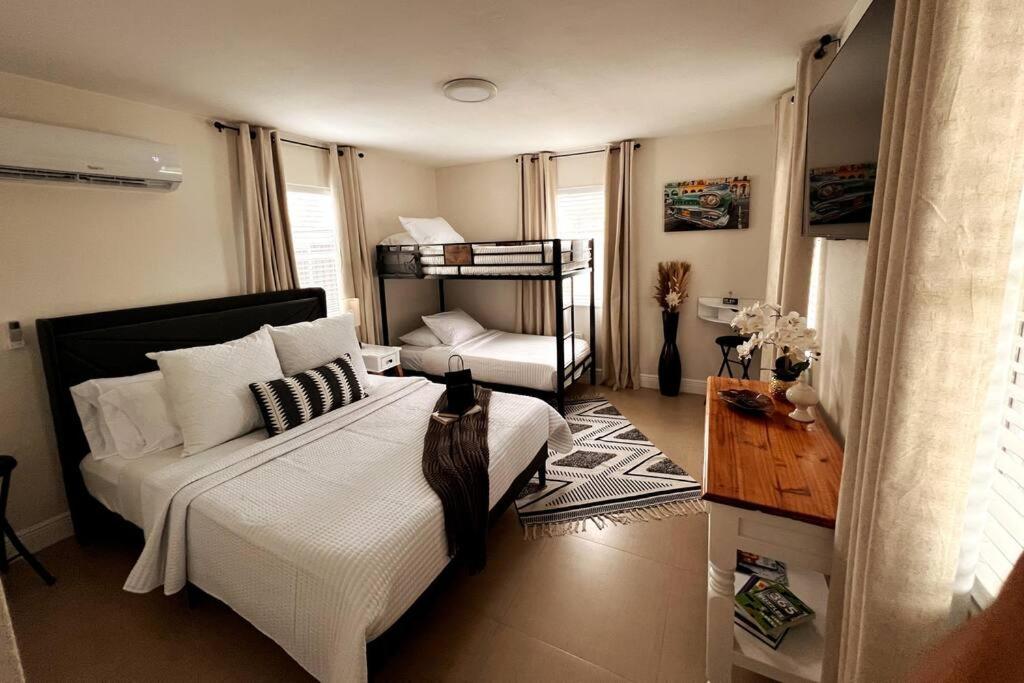 1 dormitorio con 1 cama grande y 1 silla en Casita Cafe en Miami