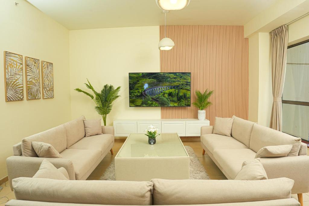 ein Wohnzimmer mit 2 Sofas und einem Couchtisch in der Unterkunft Pure Sand - Luxury Hostel JBR Dubai in Dubai