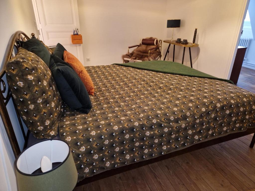 1 dormitorio con 1 cama con sofá en Demeure du Saule Madame, en Thieux