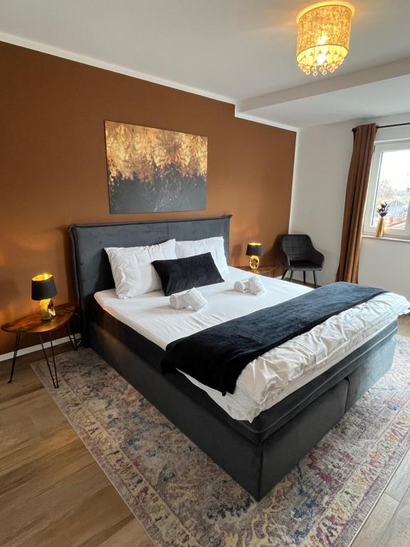 1 dormitorio con 1 cama grande en una habitación en UNiQE I 90qm I Bergblick I 3 Balkone I seenah, en Prien am Chiemsee