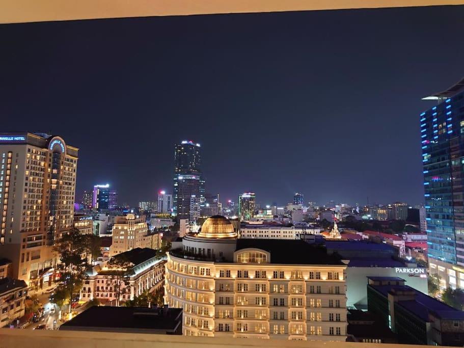 vista notturna sullo skyline della città di Steps to Vincom/Casino/D1/pool/gym/Netflix/3Beds ad Ho Chi Minh
