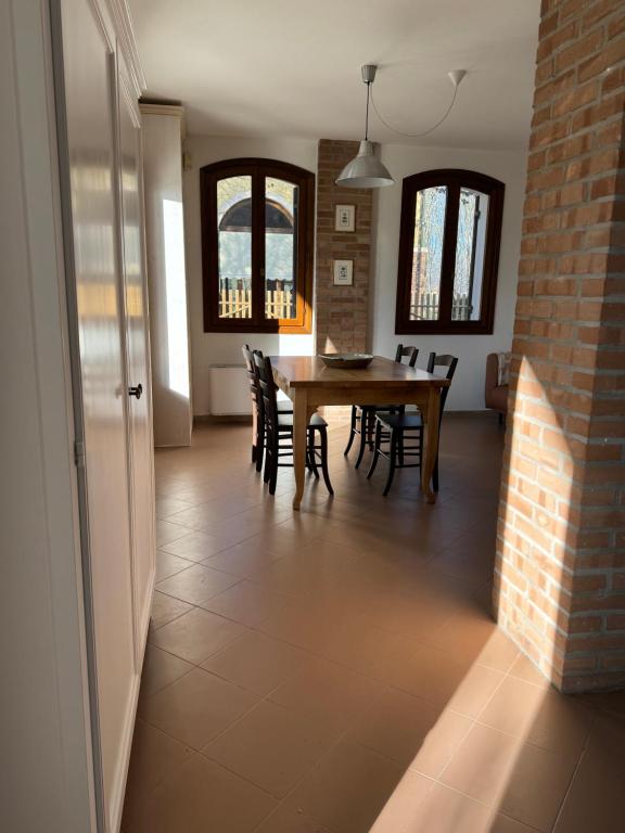 une salle à manger avec une table et des chaises en bois dans l'établissement Portego mio, à Selvazzano Dentro