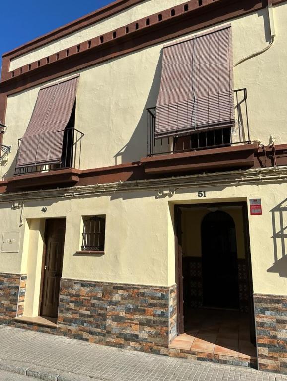 un edificio con due balconi sopra di Casa Mari a Sanlúcar de Barrameda