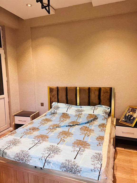 Un dormitorio con una cama con una manta. en Дом, en Baku