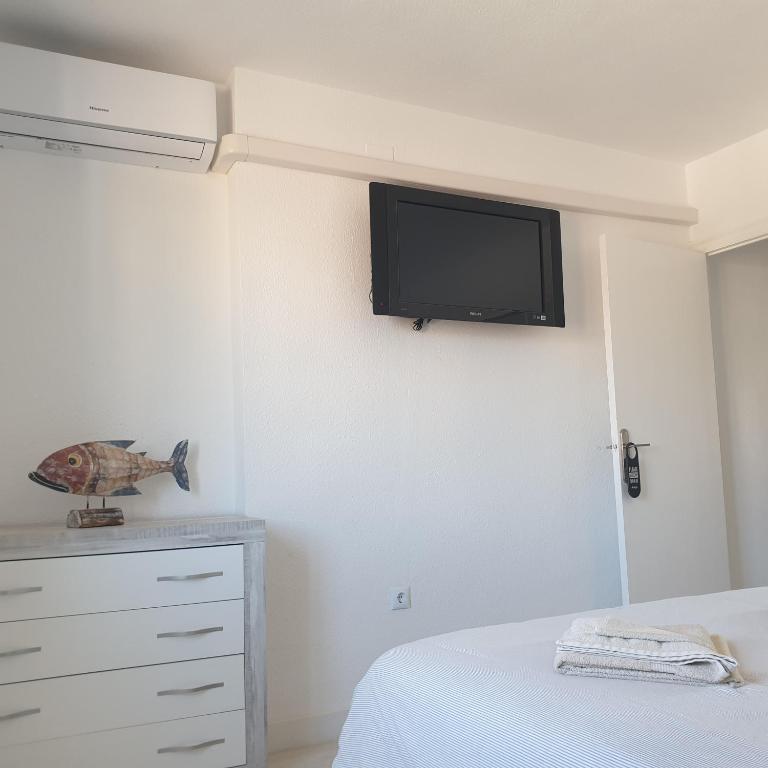 Televízia a/alebo spoločenská miestnosť v ubytovaní Beach Front Sea View Punta Prima