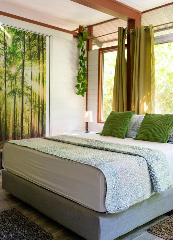 Postel nebo postele na pokoji v ubytování Coyote Rooms
