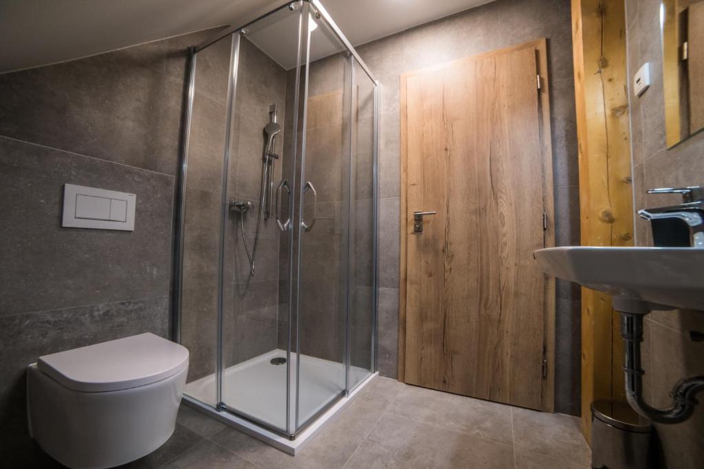 Koupelna v ubytování APARTMÁNY ATHEL KVILDA