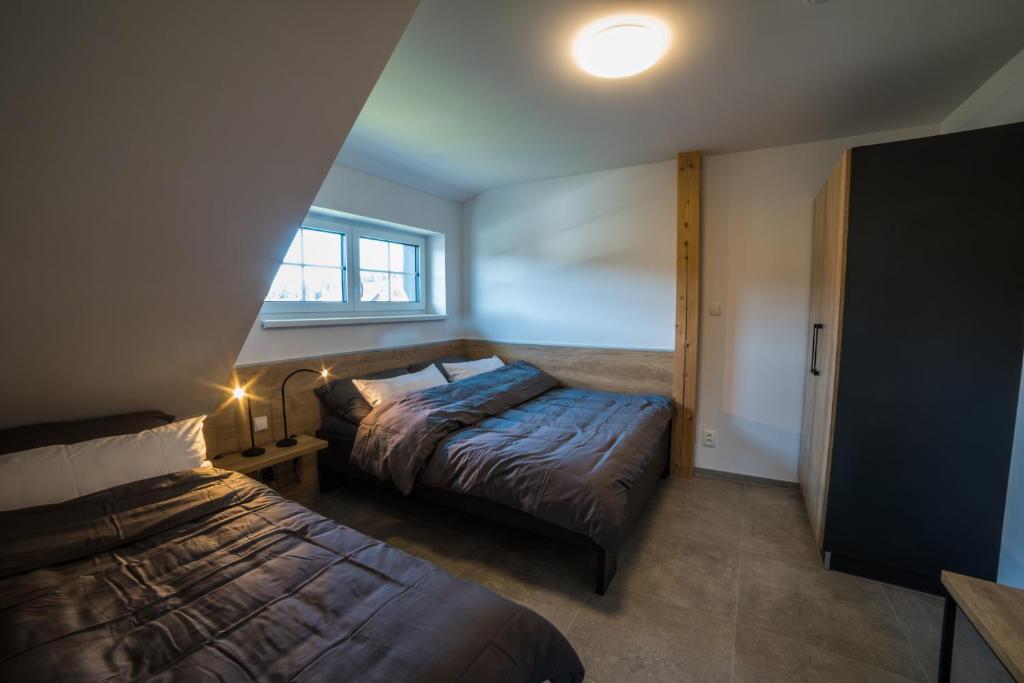 Postel nebo postele na pokoji v ubytování APARTMÁNY ATHEL KVILDA
