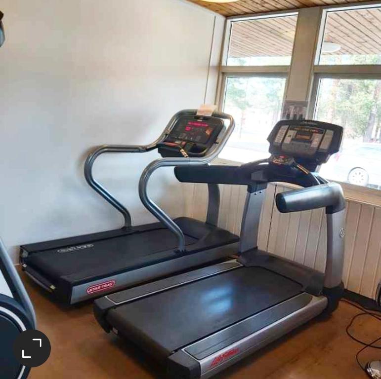 Fitness centrum a/nebo fitness zařízení v ubytování Hotellet i Jörn AB