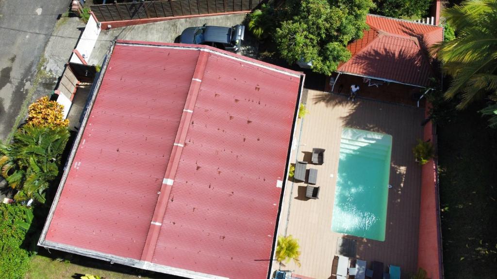 - une vue sur un bâtiment avec piscine dans l&#39;établissement Résidence Belle Anse 6 Pers 3ilets, à Les Trois-Îlets