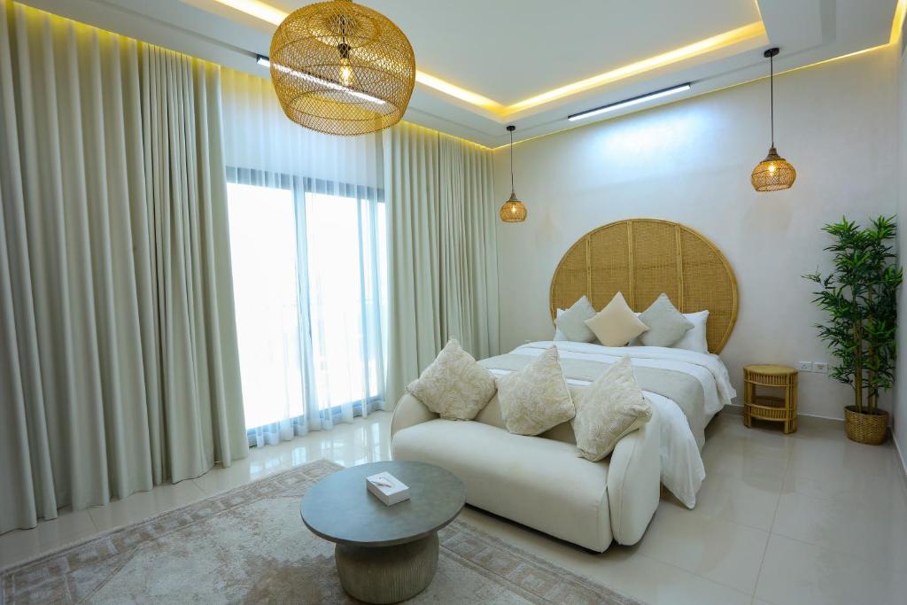 sypialnia z dużym łóżkiem i kanapą w obiekcie Al Bandar Luxury Villa with 5BHK with private pool w Fudżajrze