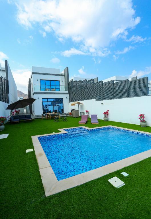 Bazén v ubytování Al Bandar Luxury Villa with private pool - Al Dana Island Fujairah nebo v jeho okolí