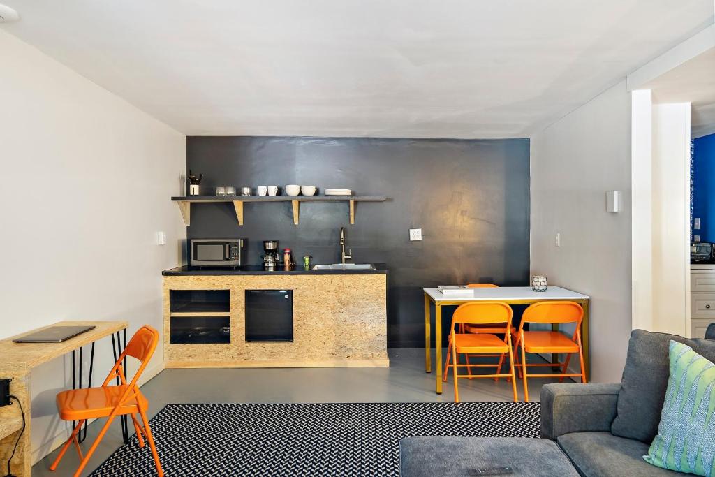 Kuchyň nebo kuchyňský kout v ubytování The Brooks Motel