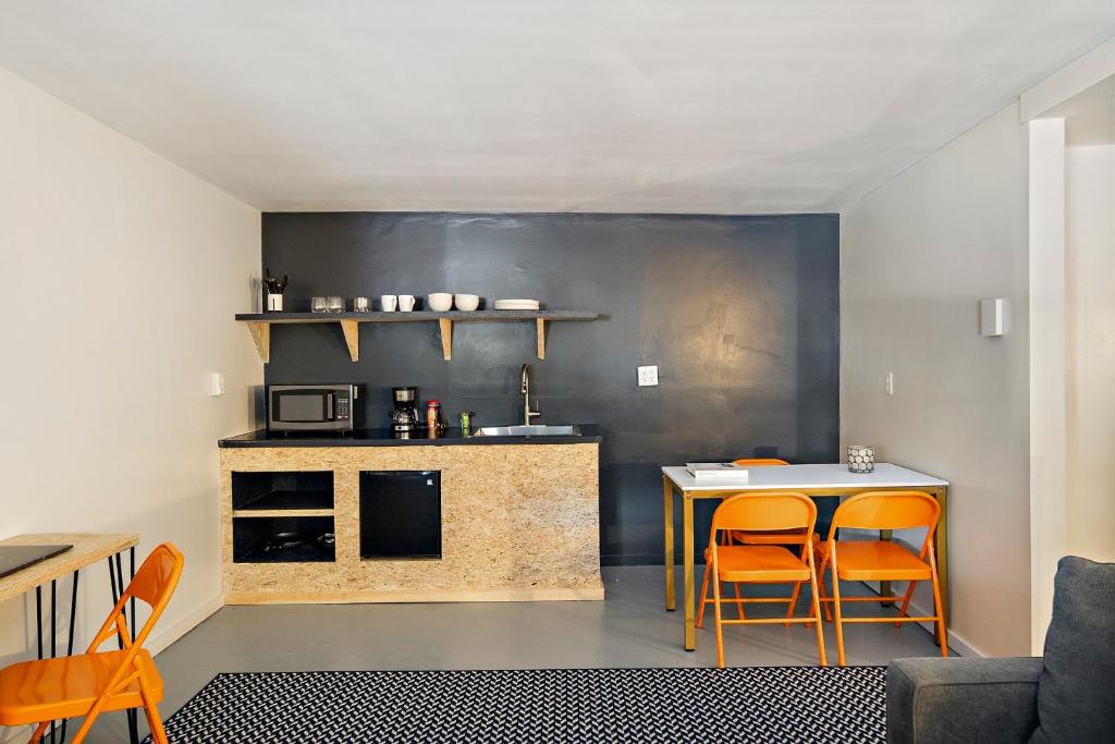 Kuchyň nebo kuchyňský kout v ubytování The Brooks Motel
