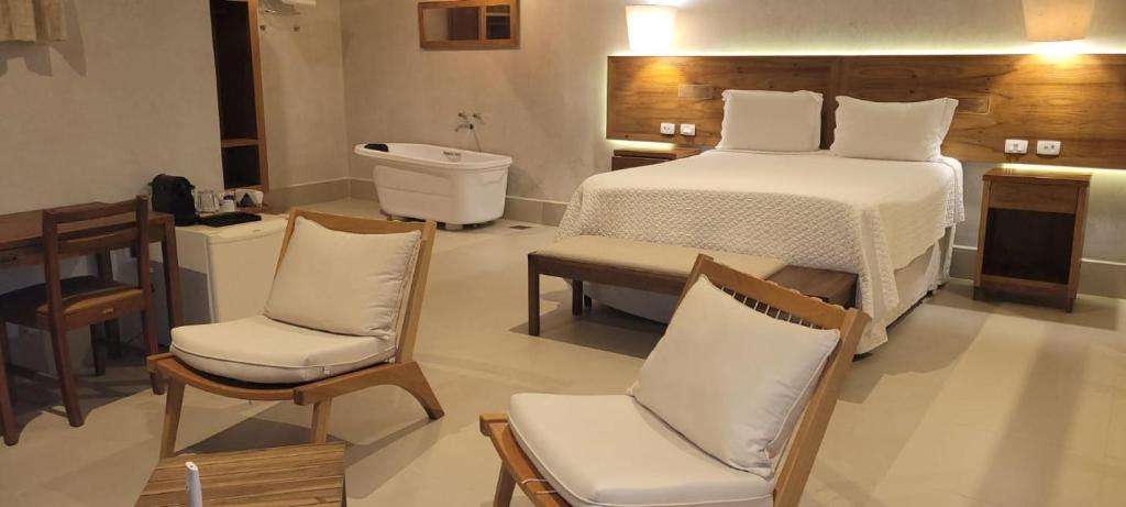 Uma área de estar em Hiu Hotel