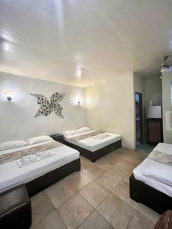 Postel nebo postele na pokoji v ubytování Boracay Ocean Bay Hotel