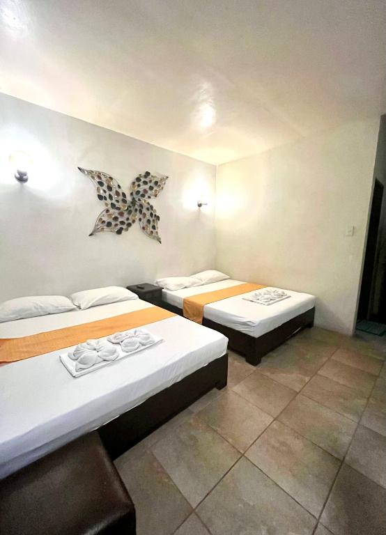 Postel nebo postele na pokoji v ubytování Boracay Ocean Bay Hotel