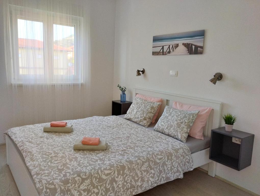 sypialnia z łóżkiem i dwiema poduszkami w obiekcie Apartment Ivetka w Rabie