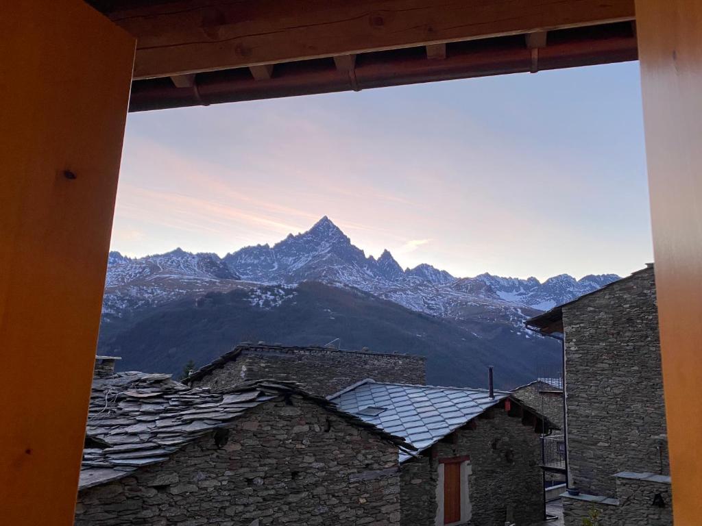 Vista generica sulle montagne o vista sulle montagne dall'interno della casa vacanze