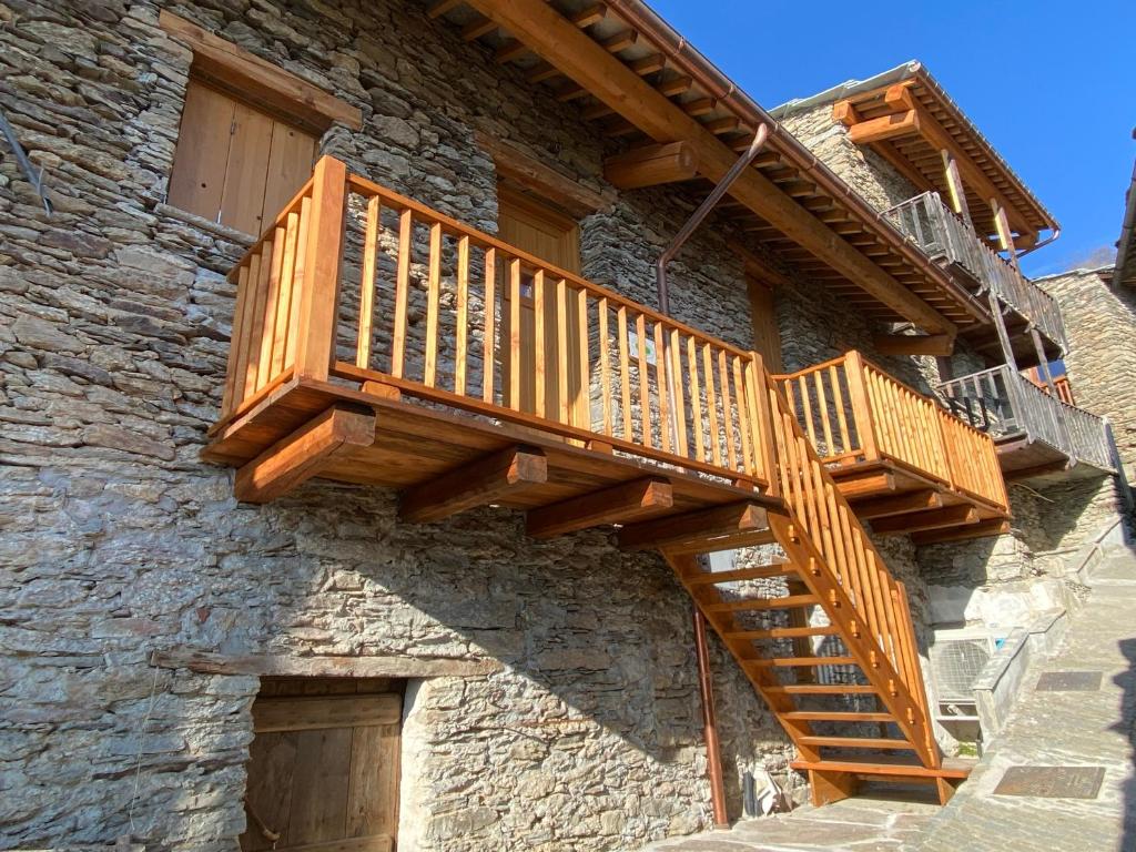a wooden staircase on the side of a building at BAITA GHITIN in Ostana