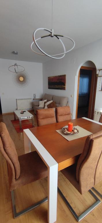 - un salon avec une table et un canapé dans l'établissement Mirador de los pollitos, à Sotillo de la Adrada