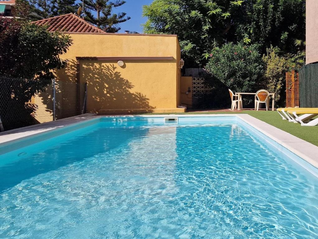 Piscina de la sau aproape de Pool and relax 20' from Barcelona