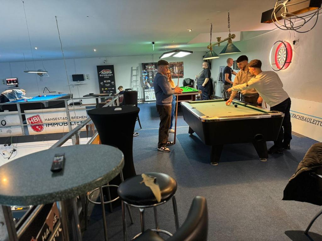 BFB Pool Palast في بريمين: مجموعة من الناس يلعبون البلياردو في غرفة