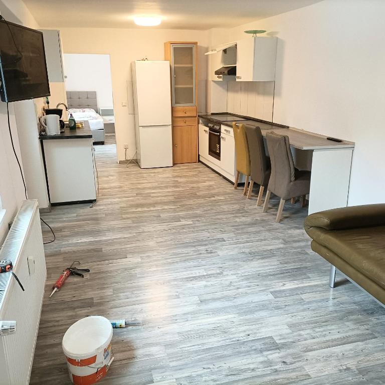 eine Küche mit einer Arbeitsplatte und eine Küche mit einer Etage in der Unterkunft FMI20 Apartments 