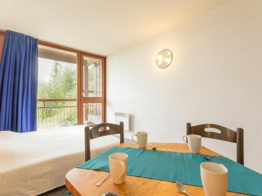 a dining room with a table and a bed at Studio Les Arcs 1800, 1 pièce, 5 personnes - FR-1-346-508 in Arc 2000