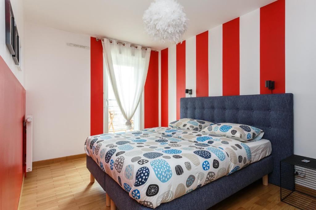 Ένα ή περισσότερα κρεβάτια σε δωμάτιο στο Appartement Charmant et tranquille à proximité de Paris - Balcon - Parking & Wifi